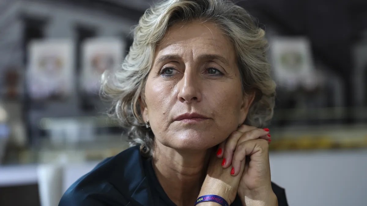 Ana Abrunhosa, com expressão pensativa e mão apoiada no rosto, sentada num ambiente interior, reforçando o seu papel central e mediático referido no artigo.