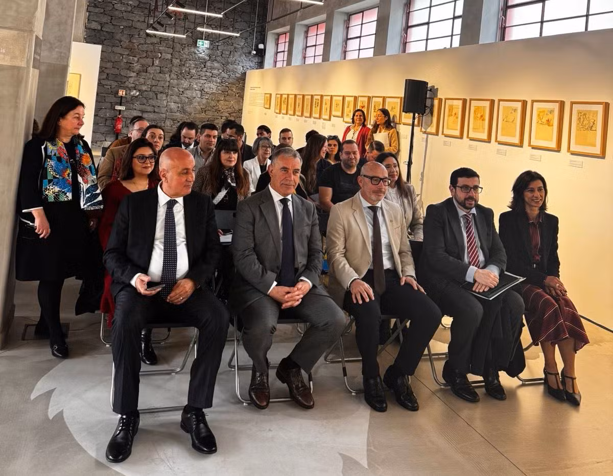 Grupo de pessoas em palco durante a 14.ª Gala Revista Repórter X, com dois indivíduos em destaque à frente, num ambiente de celebração e homenagem à cultura portuguesa.